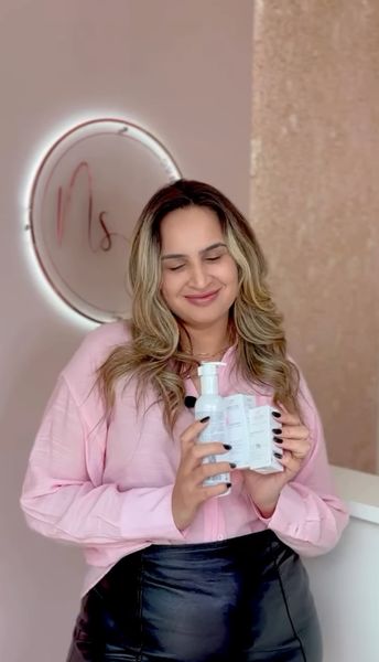 Dra. Nidiane apresentando produtos de skincare